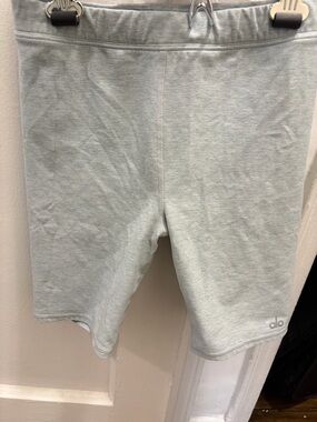 ALO Yoga Light Gray/blue biker shorts